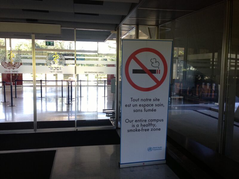 File:Smoking signage - 54687124003.jpg