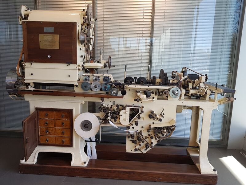 File:1920's cigarette rolling machine.jpg